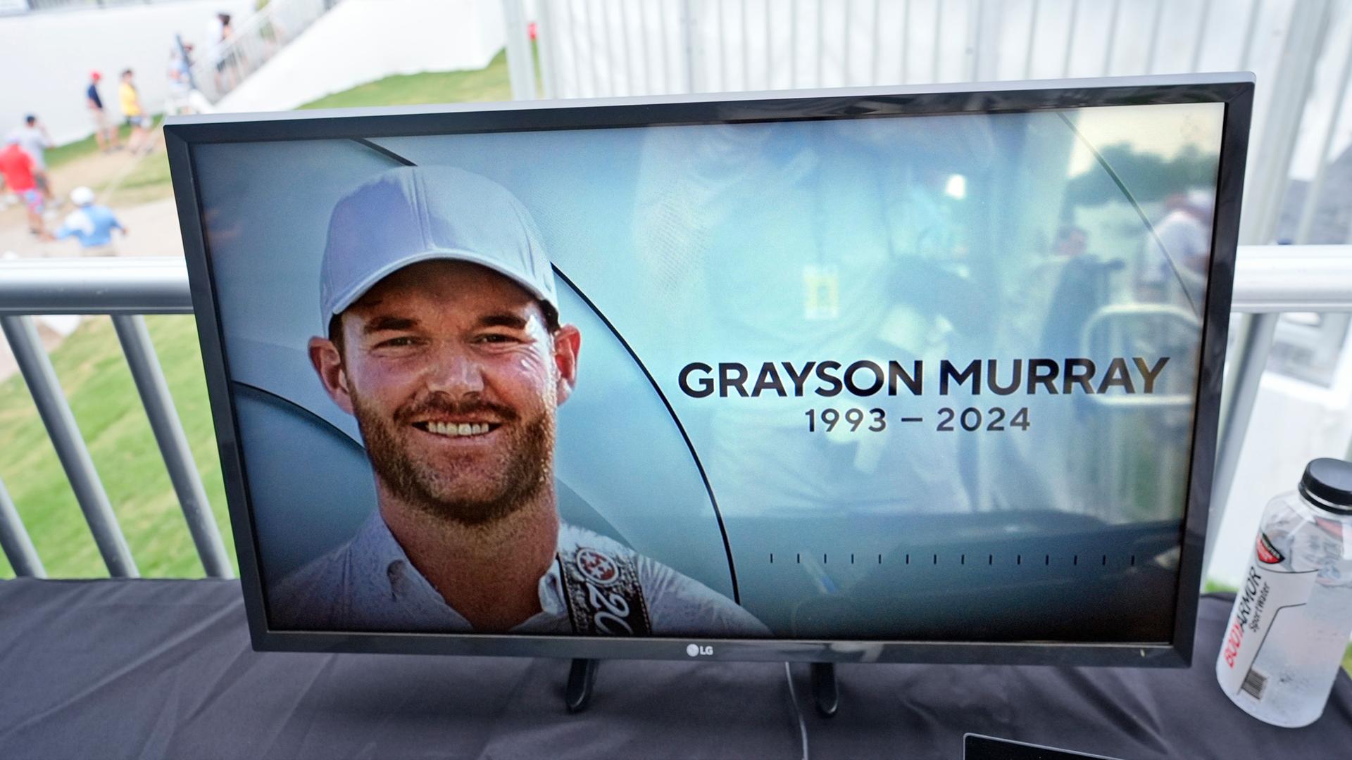 Auf einem Bildschirm am Rande eines Golfturniers wird ein Foto des verstorbenen Grayson Murray mit Geburts- und Todeshjahr gezeigt.