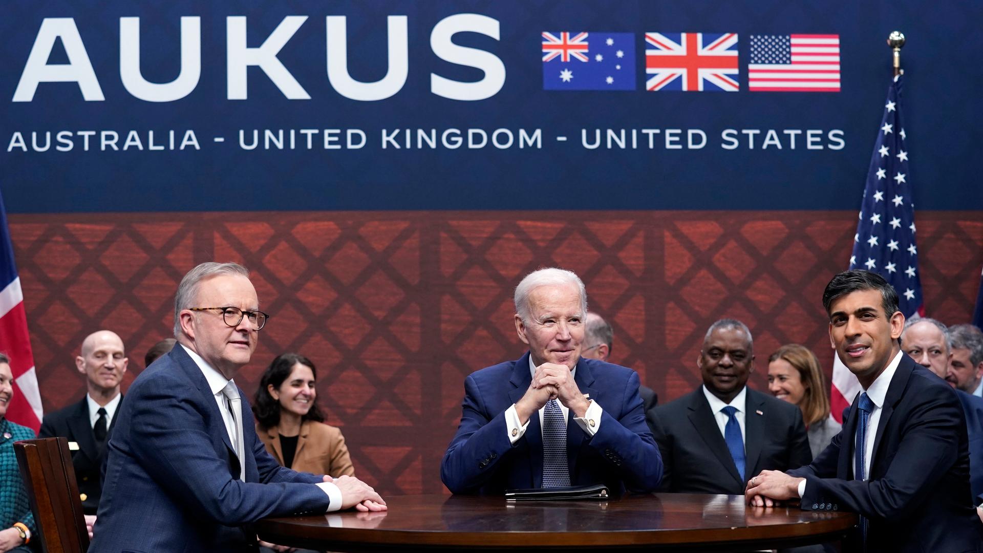 Joe Biden (M), Präsident der USA, nimmt an einem Treffen mit Rishi Sunak (r), Premierminister von Gro?britannien, und Anthony Albanese (l), Premierminister von Australien, auf dem Marinestützpunkt Point Loma teil. Joe Biden (M), Präsident der USA, nimmt an einem Treffen mit Rishi Sunak (r), Premierminister von Gro?britannien, und Anthony Albanese (l), Premierminister von Australien, auf dem Marinestützpunkt Point Loma teil.