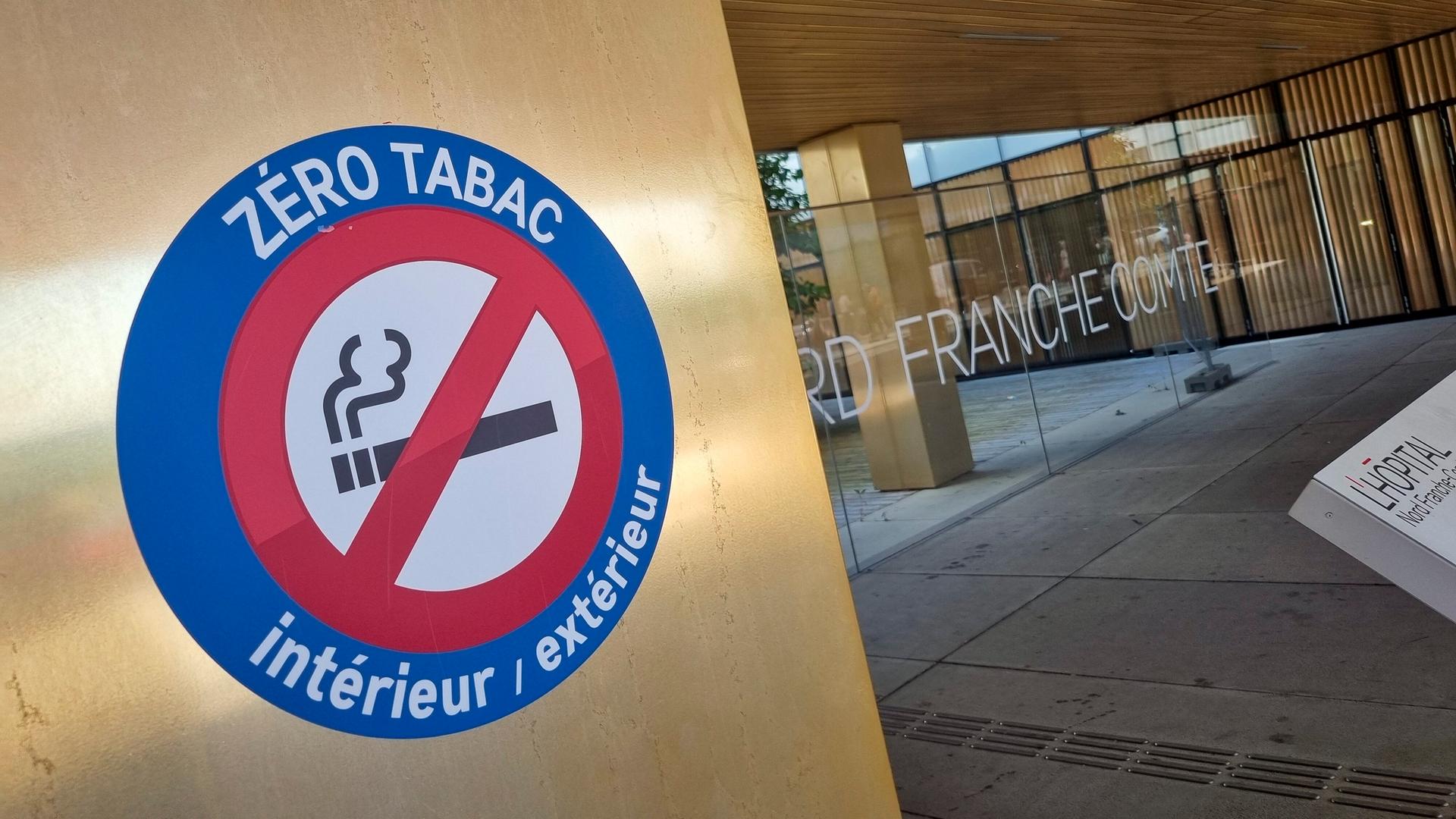 Das Schild weist auf das Rauchverbot in der "Null-Tabak-Zone" in und vor einer französischen Klinik hin.