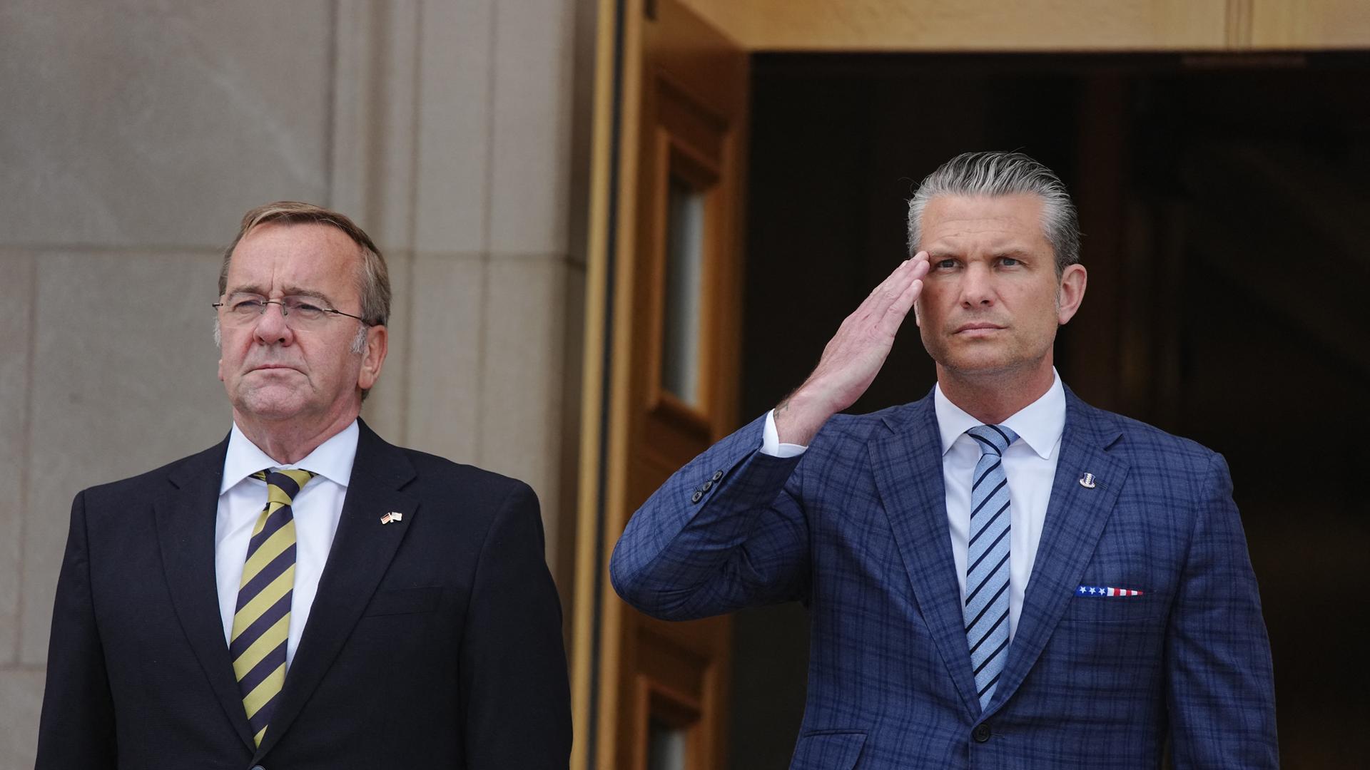 Boris Pistorius und Pete Hegseth stehen vor einer offenen Tür.