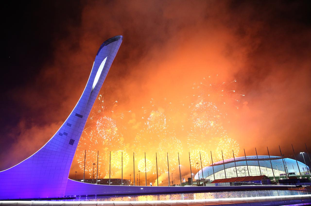 Feuerwerk explodiert über dem Olympia-Park von Sotschi bei der Schlussfeier der Olympischen Winterspiele 2014.