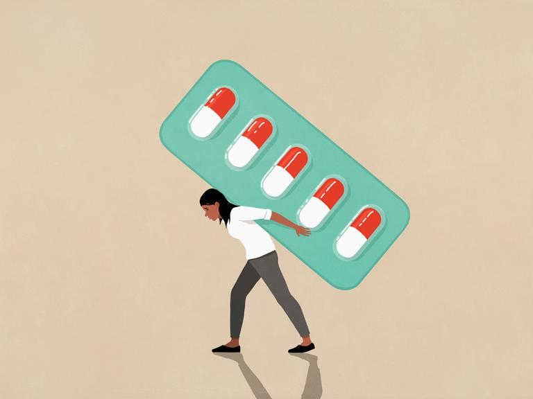 Eine Illustration zeigt eine Frau, die eine übergoße Medikamentenpackung trägt.