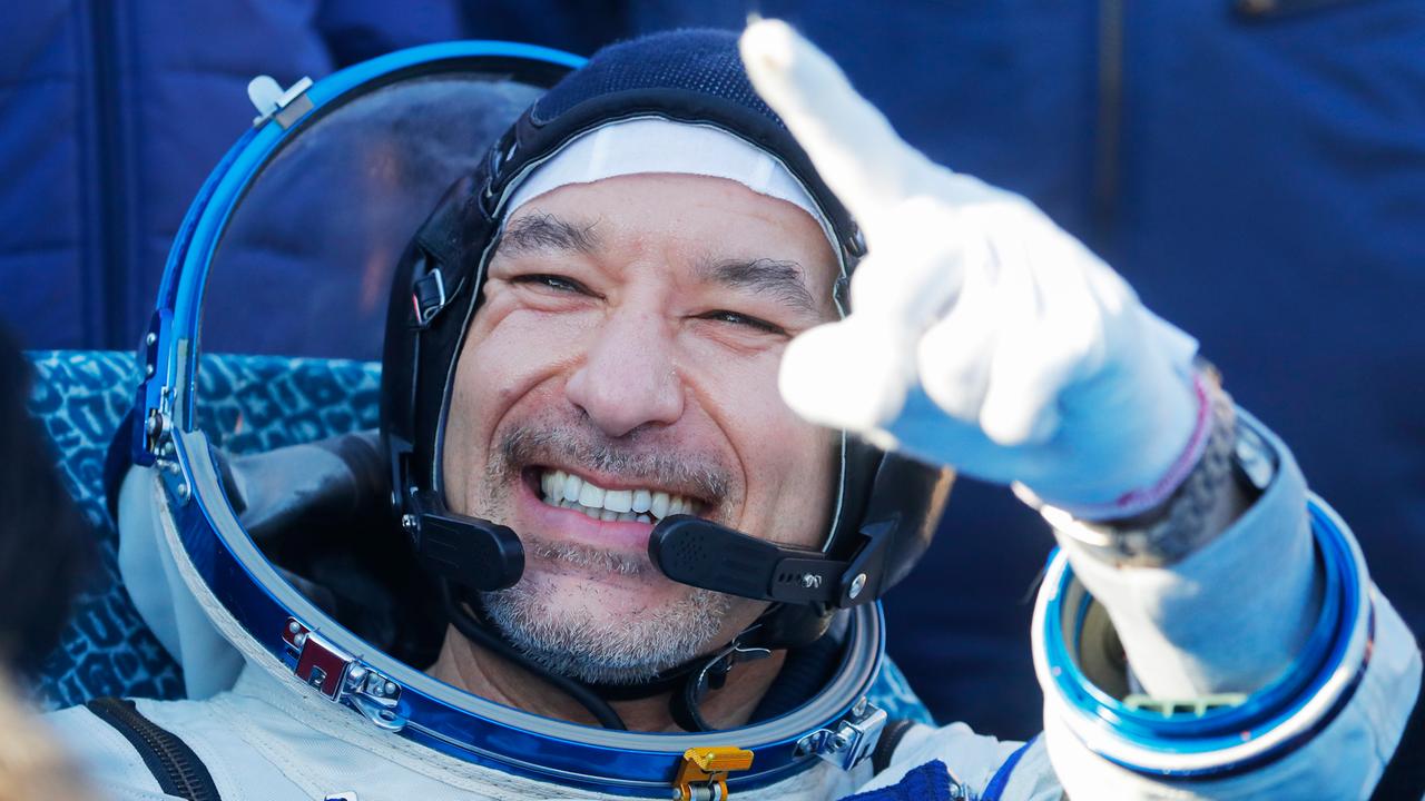 Luca Parmitano, ESA-Astronaut aus Italien, freut sich nach geglückter Landung auf der Erde. Er hat einen Astronautenanzug an und reckt die Finger in die Höhe. 
