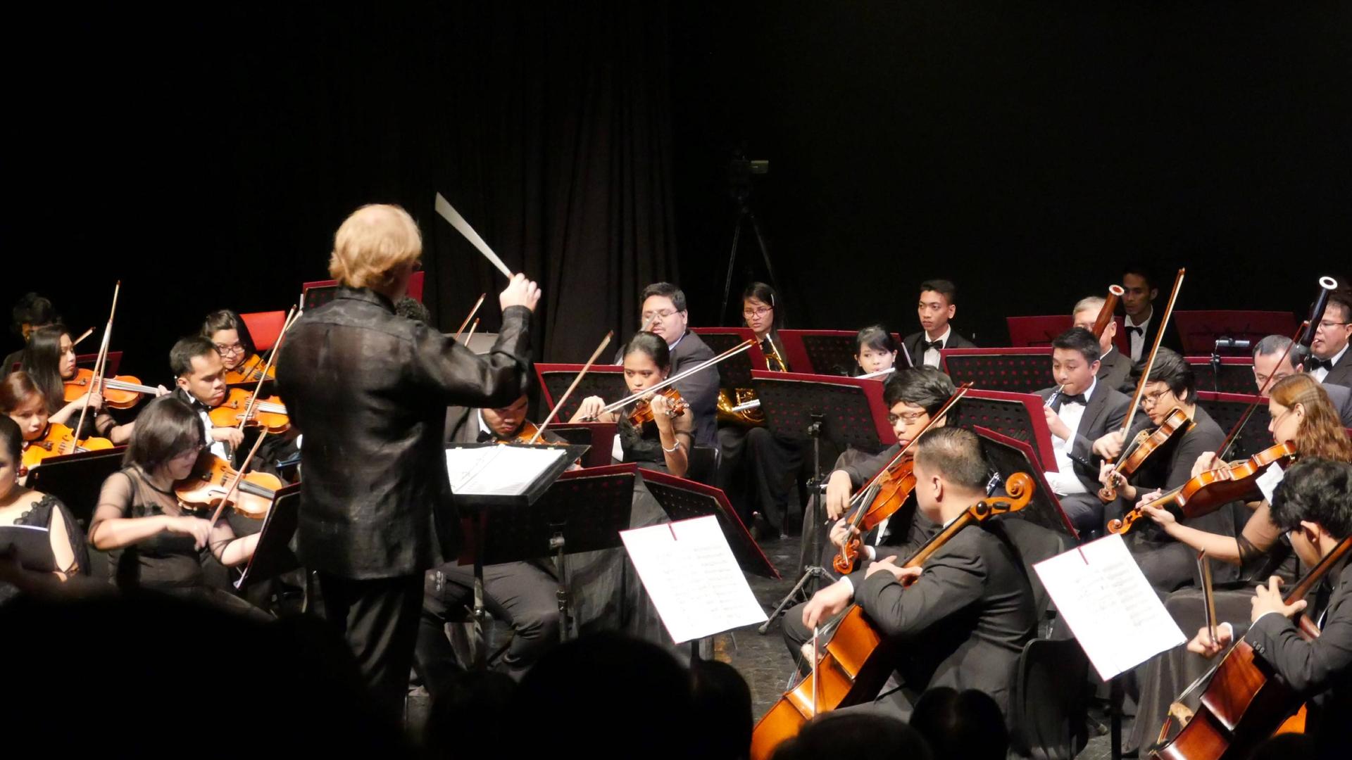 Maestro Alexander Vikulov dirigiert das Manila Symphony Orchestra