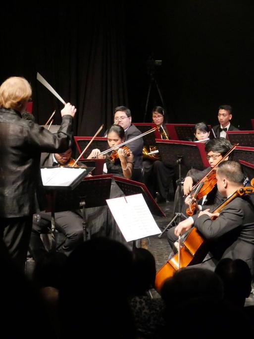 Maestro Alexander Vikulov dirigiert das Manila Symphony Orchestra