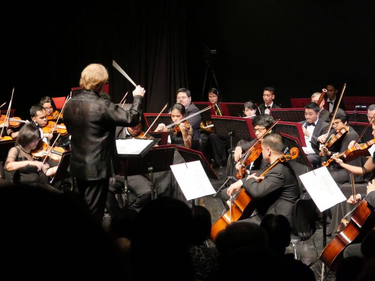 Maestro Alexander Vikulov dirigiert das Manila Symphony Orchestra