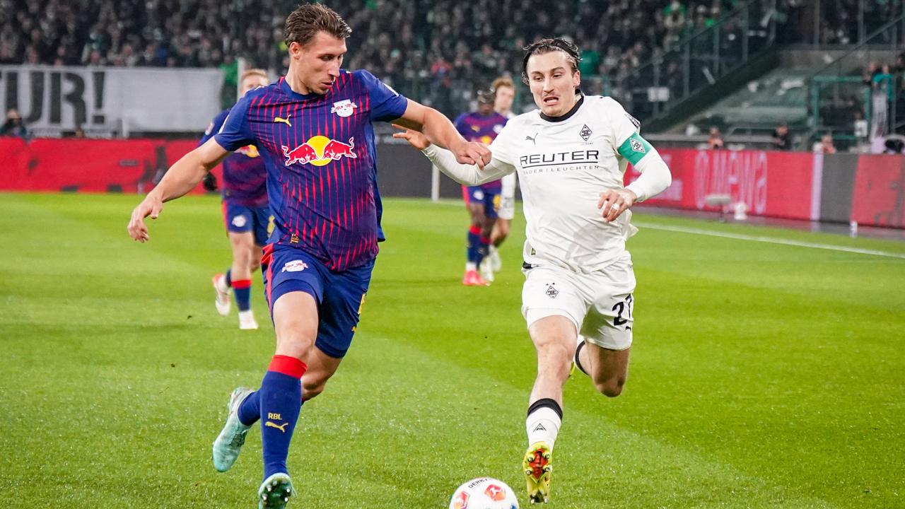 Willi Orban von RB Leipzig und Rocco Reitz von Borussia Mönchengladbach im Zweikampf um den Ball.