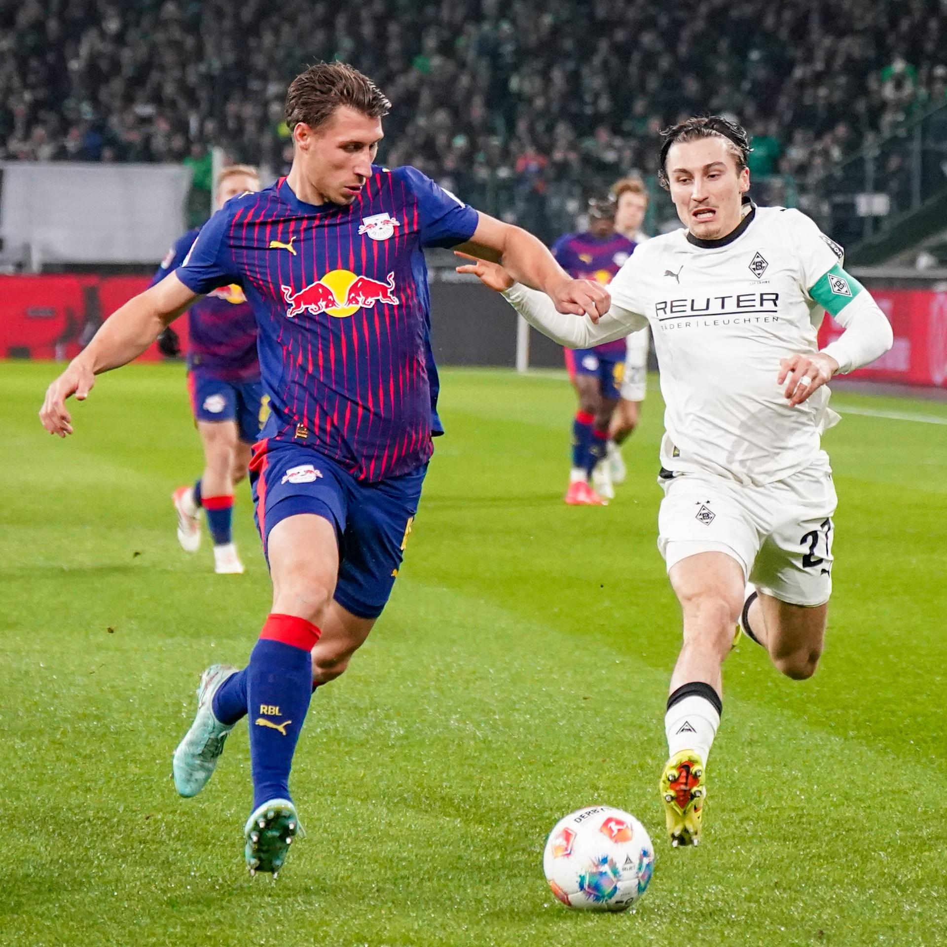 Willi Orban von RB Leipzig und Rocco Reitz von Borussia Mönchengladbach im Zweikampf um den Ball.