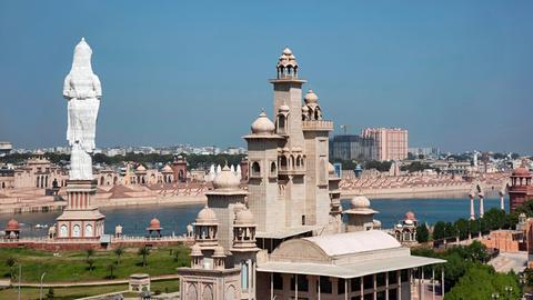 Blick auf die Stadt Kota. Im Vordergrund imposante Statuen und Gebäude, im Hintergrund der Fluss.