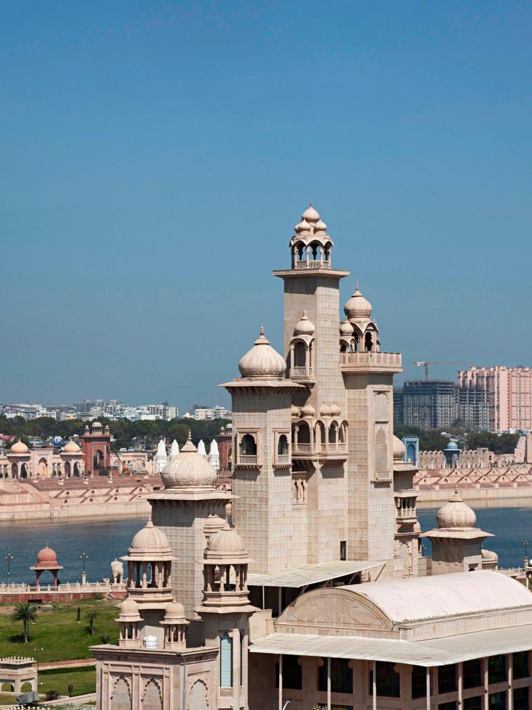 Blick auf die Stadt Kota. Im Vordergrund imposante Statuen und Gebäude, im Hintergrund der Fluss
