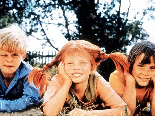 Filmszene aus Astrid Lindgrens "Pippi Langstrumpf": Pippi, ein rothaariges, sommersprossiges und eigenwilliges Mädchen, hat die tollsten Ideen. Die Geschwister Tommy und Annika schließen schnell Freundschaft mit ihr. 