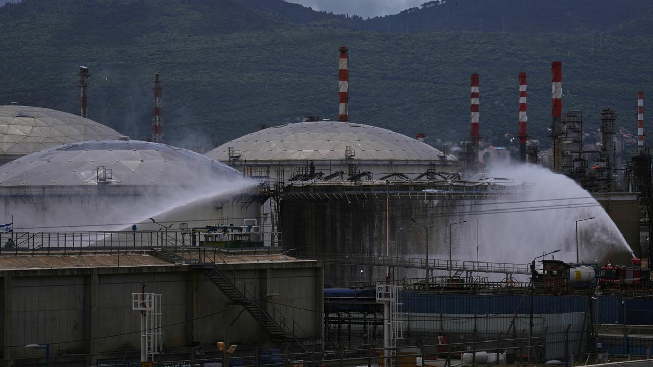 Feuerwehrleute arbeiten daran, ein Feuer am Ort eines iranischen Raketenangriffs in Haifa, Israel, zu löschen.