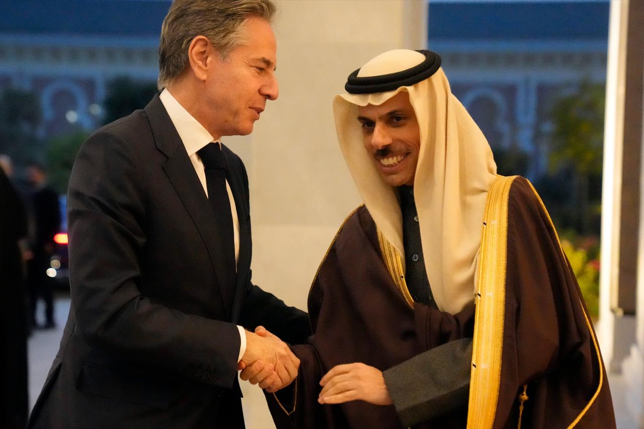 US-Außenminister Antony Blinken (links) und der saudi-arabische Außenminister Prinz Faisal bin Farhan Al-Saud schütteln sich die Hände. 