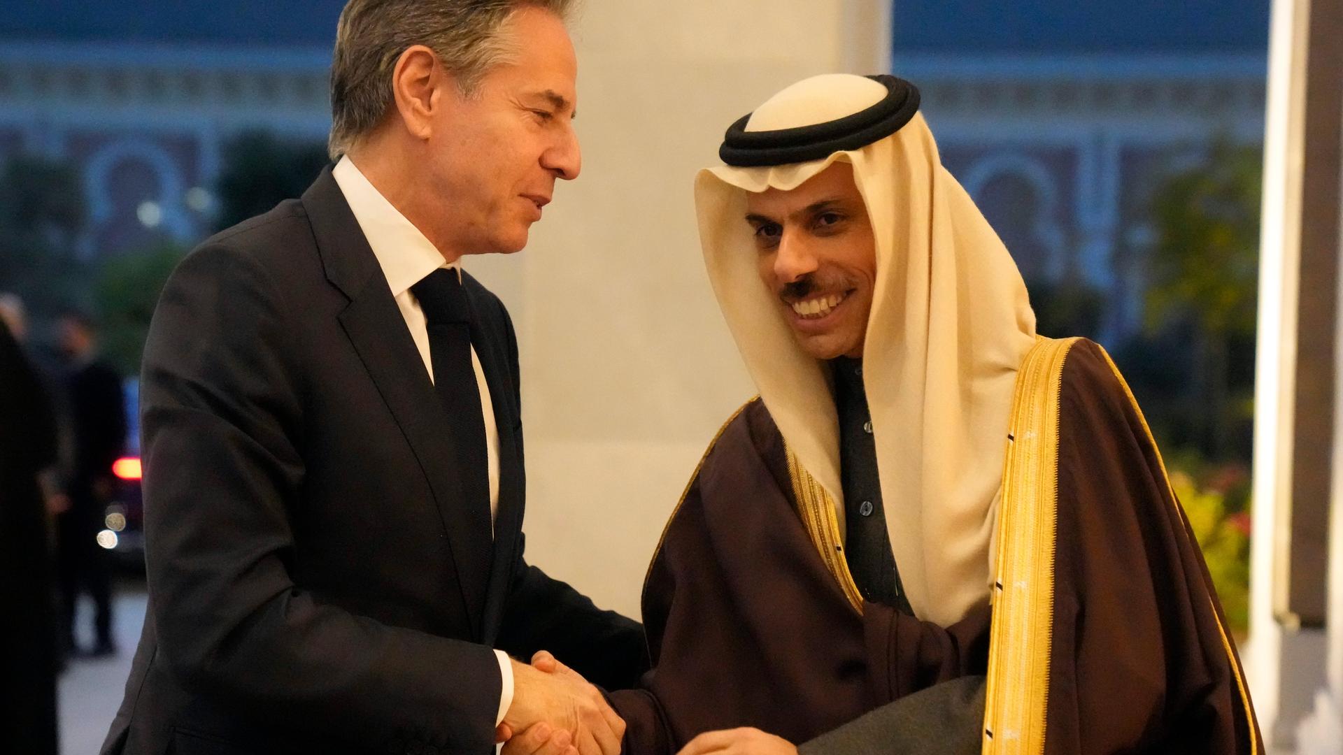 US-Außenminister Antony Blinken (links) und der saudi-arabische Außenminister Prinz Faisal bin Farhan Al-Saud schütteln sich die Hände.