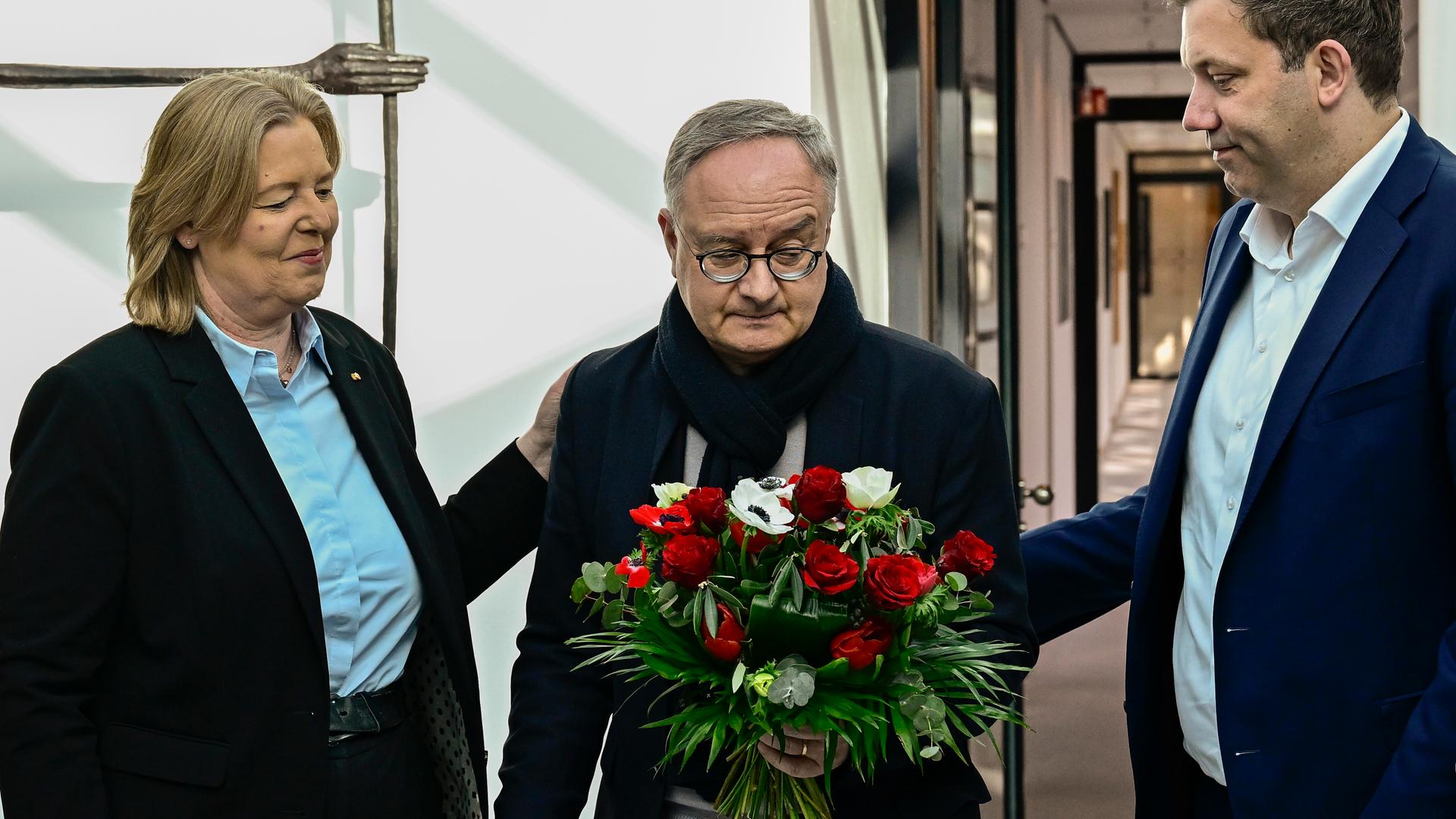 Die SPD-Vorsitzenden Bärbel Bas und Lars Klingbeil trösten den baden-württembergischen Spitzenkandidaten Andreas Stoch mit einem Blumenstrauß.