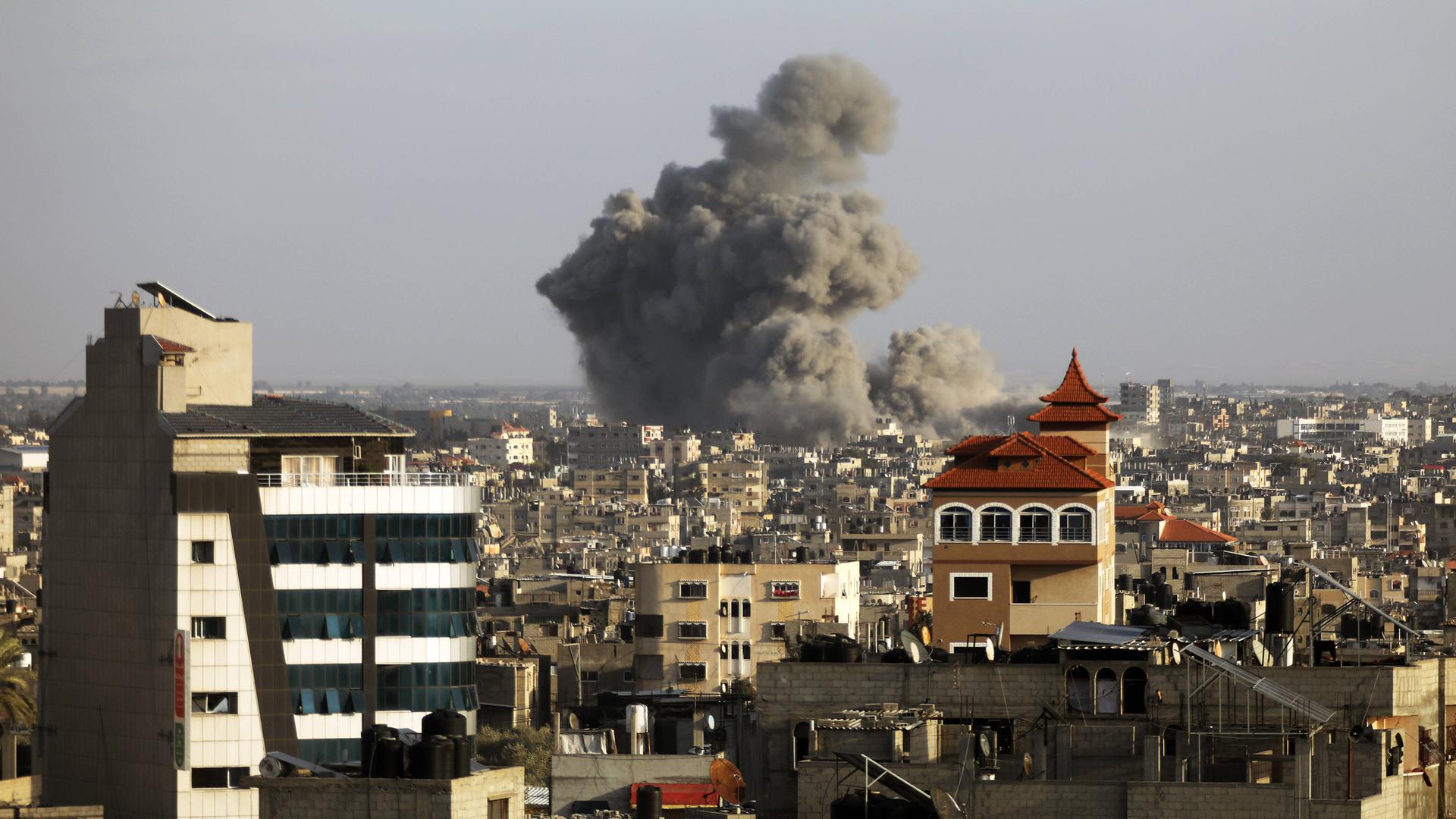 Israelischer Luftangriff auf die Stadt Chan Younis im Süden des Gazastreifens.