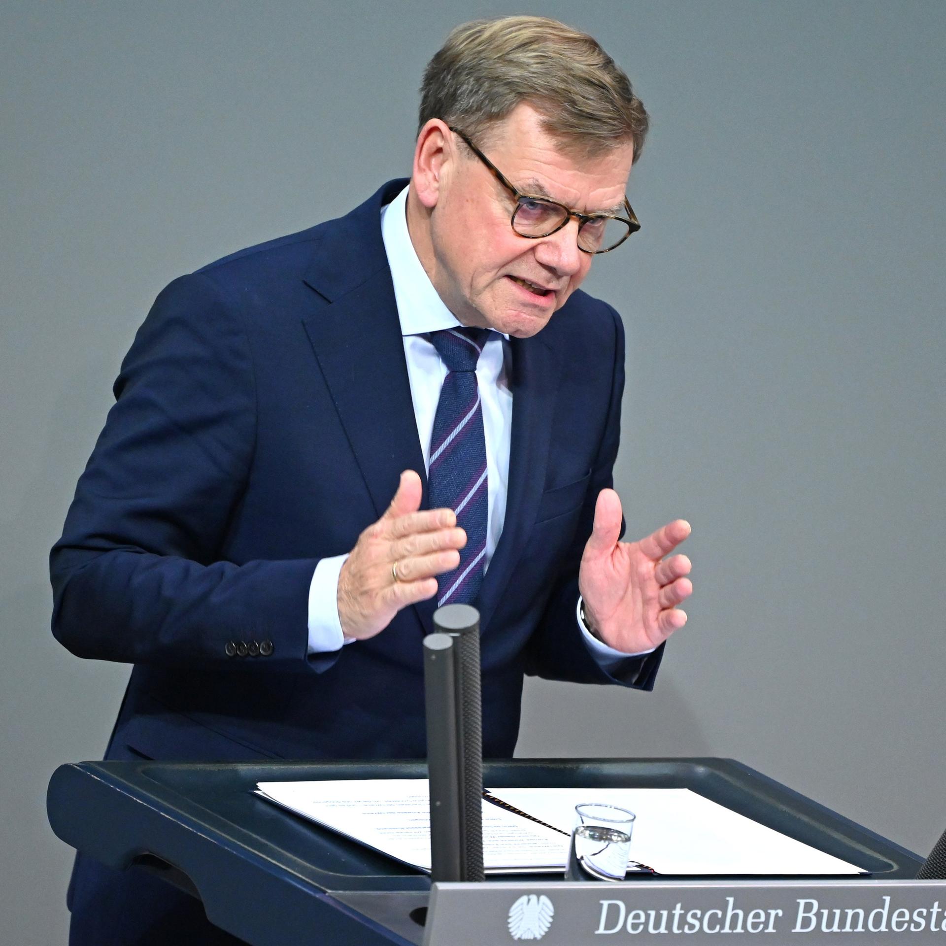 Johann Wadephul (CDU), Außenminister, spricht in der Generaldebatte im Bundestag zum Haushalt. 