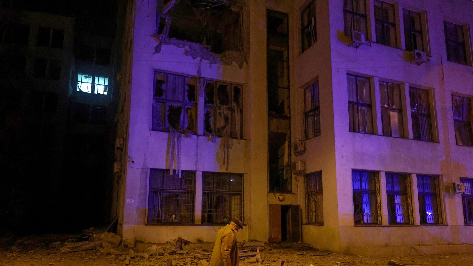 Charkiw: Ein Mann geht an einem Gebäude vorbei, das von einer russischen Lenkbombe im Zentrum von Charkiw im Nordosten der Ukraine beschädigt wurde. Charkiw: Ein Mann geht an einem Gebäude vorbei, das von einer russischen Lenkbombe im Zentrum von Charkiw im Nordosten der Ukraine beschädigt wurde.