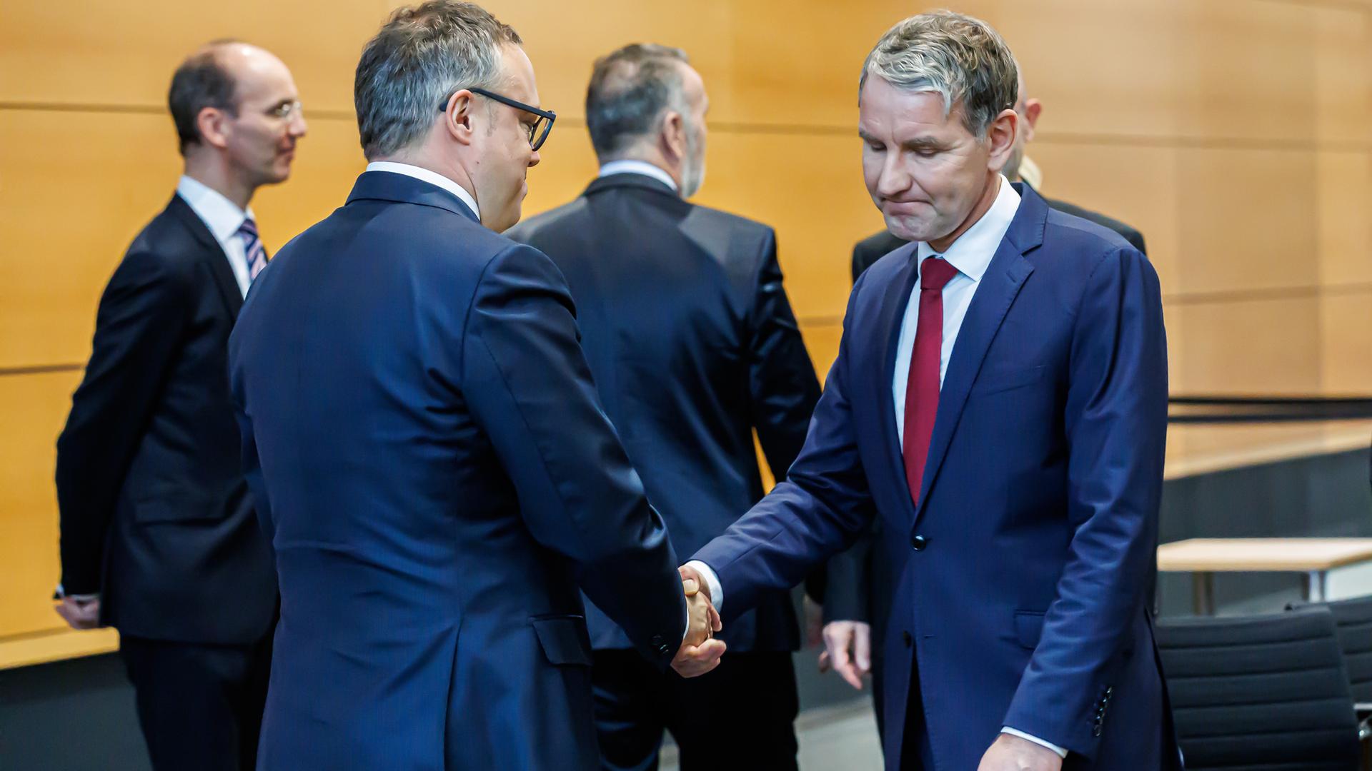 Wie sich die Machtfülle von Björn Höcke (AfD, rechts) auf die Regierungsfähigkeit der Koalition unter Ministerpräsident Mario Voigt (CDU) auswirken wird, ist offen