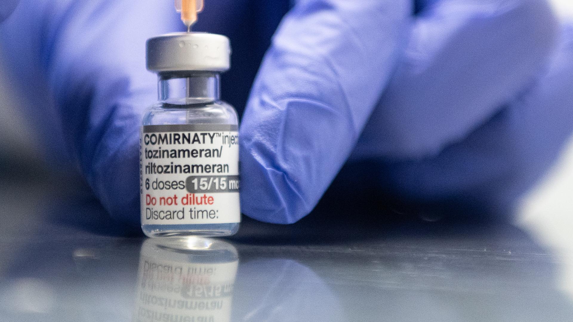 Coronavirus Covid-19-Impfstofffläschchen und mehrere Spritzen auf  reflektierender Oberfläche 16446930 Stock-Photo bei Vecteezy