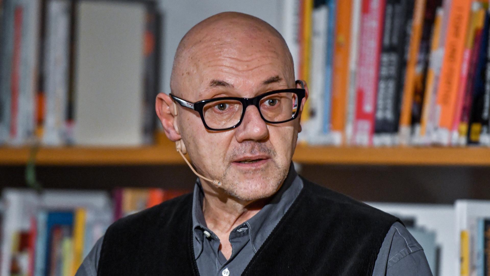 Autor Andreas Pflüger bei einer Lesung. Autor Andreas Pflüger bei einer Lesung.