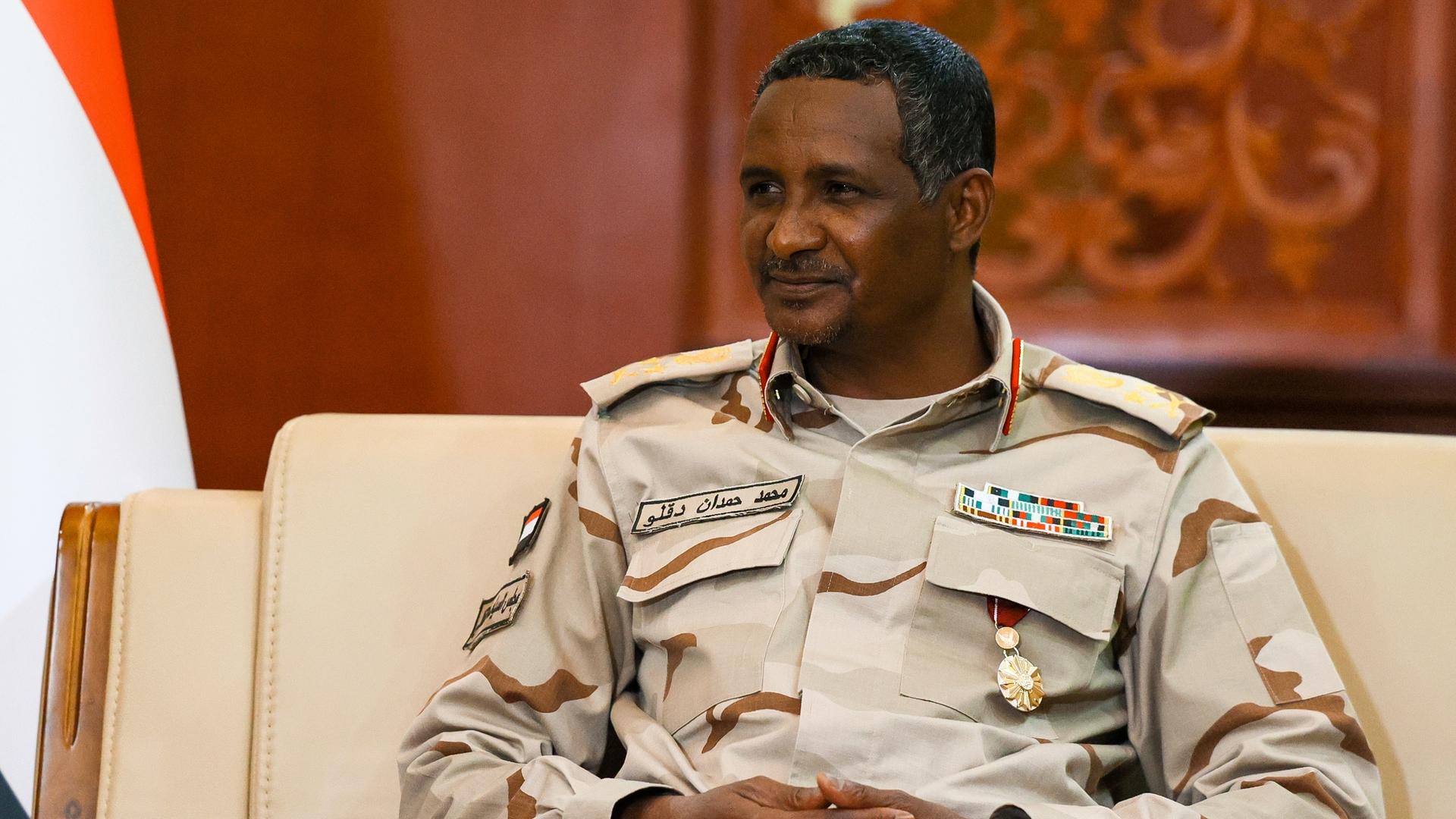 General Mohammed Hamdan Dagalo sitzt in Uniform in einem Sessel