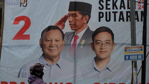 Wahlplakat im indonesischen Yogyakarta: vorn links Präsidentschaftskandidat Prabowo Subianto und sein Vize Gibran Rakabuming Raka, der Sohn des amtierenden Präsidenten Widodo.