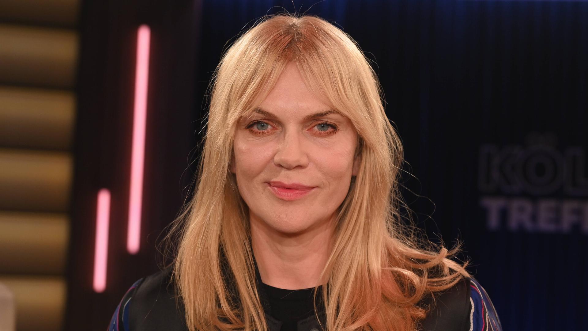 Schauspielerin Anna Loos schaut in die Kamera