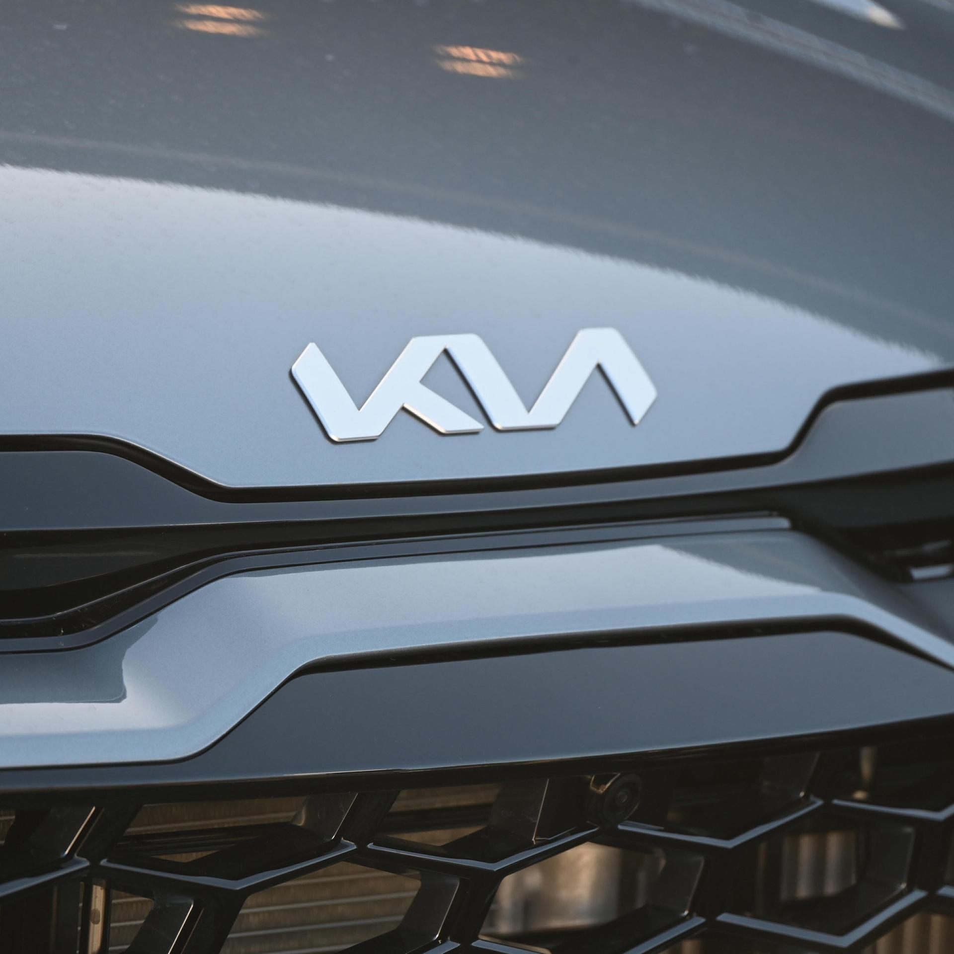 Der Schriftzug des südkoreanischen Automobilhersteller KIA auf einem PKW