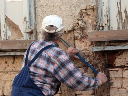Handwerker bei Restaurierungsarbeiten an einem Fachwerkhaus 