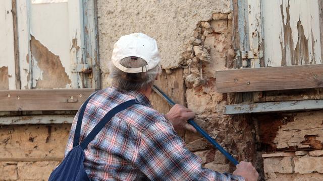 Handwerker bei Restaurierungsarbeiten an einem Fachwerkhaus 
