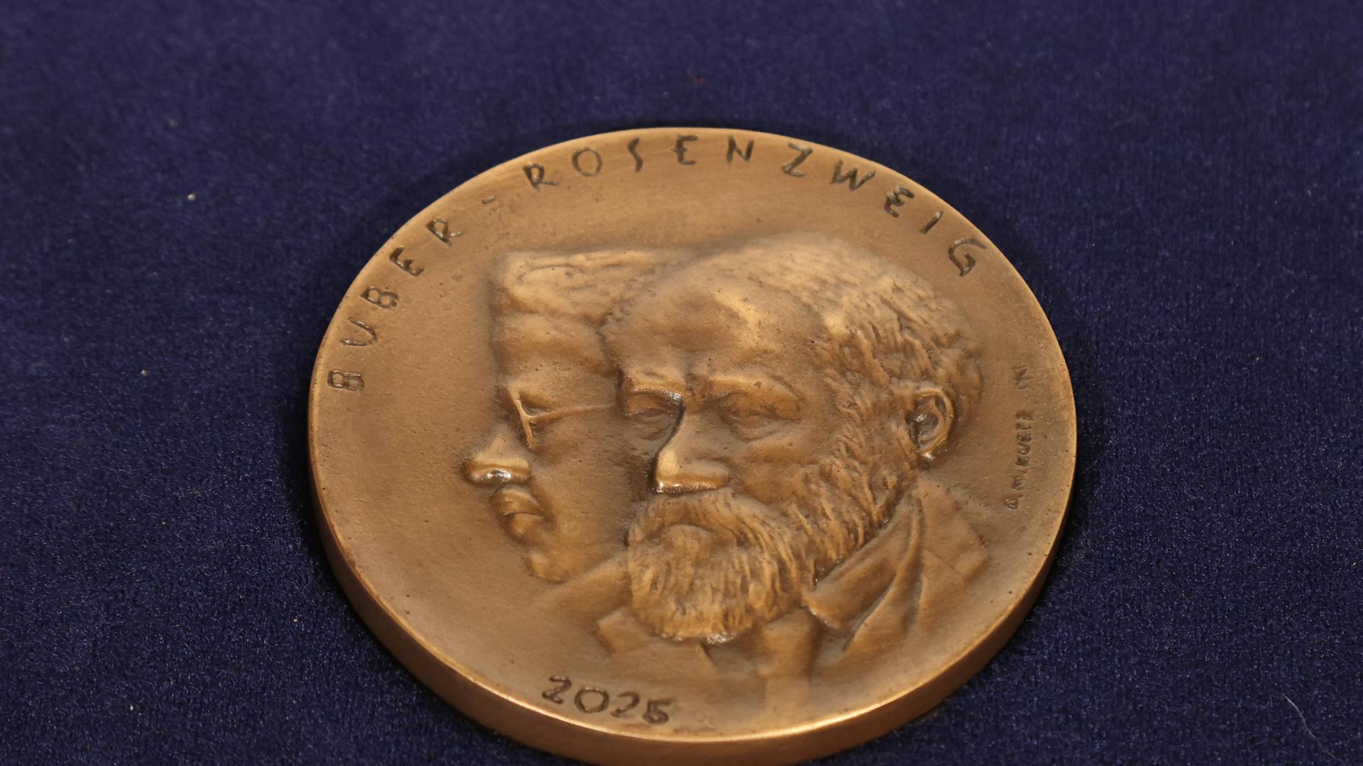 Buber-Rosenzweig-Medaille vor blauem Hintergrund. Buber-Rosenzweig-Medaille vor blauem Hintergrund.