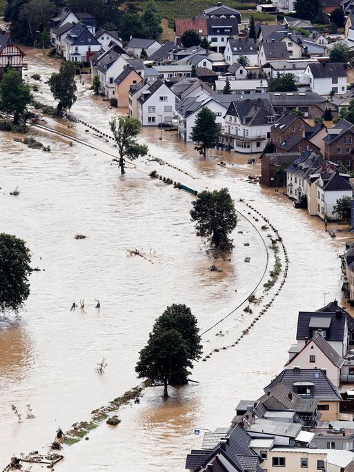 Überschwemmung nach der Flutkatastrophe 2021 in Dernau im Ahrtal
