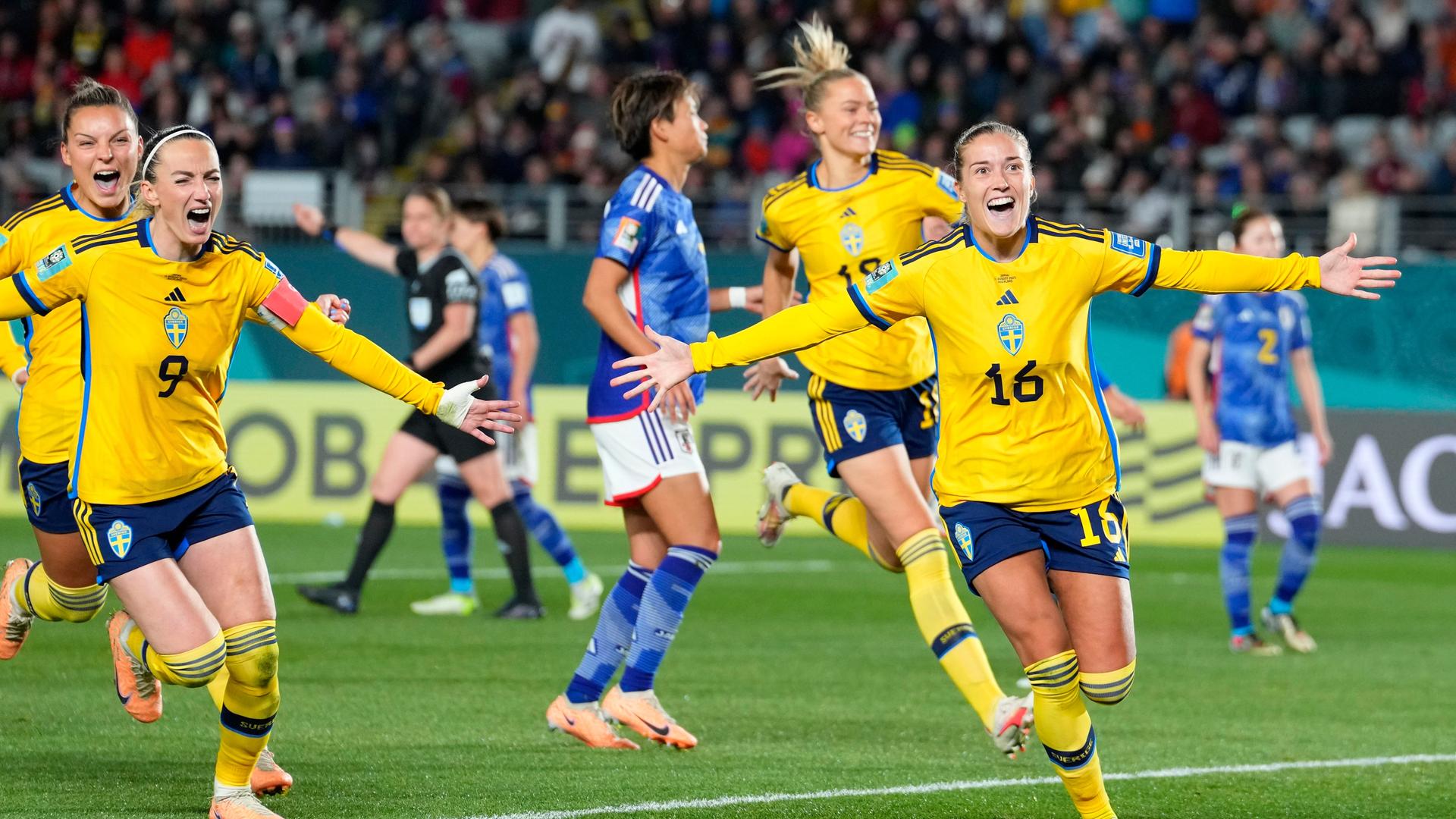 Schwedens Filippa Angeldal (r) jubelt nach dem zweiten Tor ihrer Mannschaft vom Elfmeterpunkt. Schwedens Filippa Angeldal (r) jubelt nach dem zweiten Tor ihrer Mannschaft vom Elfmeterpunkt.