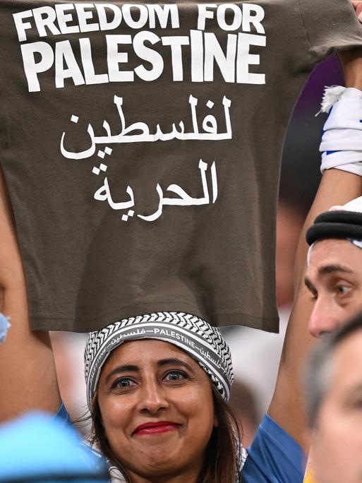 Anhängerin mit "Pro-Palastinä"-Shirt im Stadion bei der Fußball-Weltmeisterschaft in Katar 