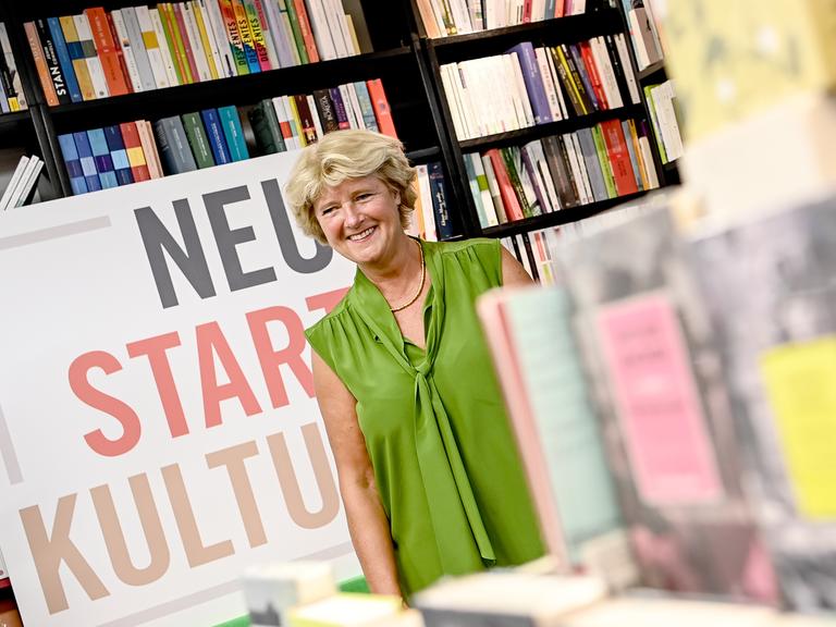 Monika Grütters (CDU), Kulturstaatsministerin besucht die Buchhandlungen Kohlhaas & Company. Die Ministerin stellt die UnterstützungsmaÃnahmen der Bundesregierung "Neustart Kultur" vor.