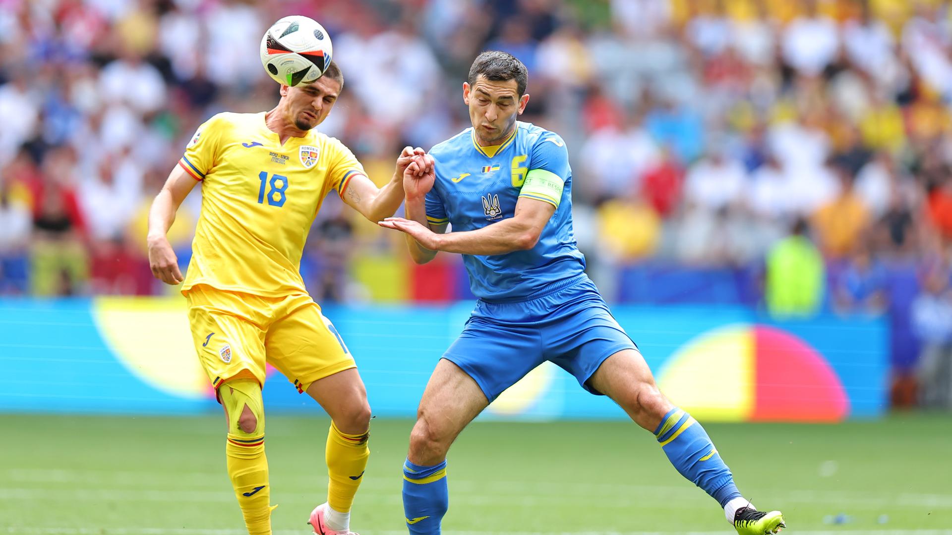 FuÃball: EM, Rumänien - Ukraine, Vorrunde, Gruppe E, Spieltag 1, München FuÃball Arena, Rumäniens Razvan Marin (l) und Ukraines Taras Stepanenko kämpfen um den Ball. FuÃball: EM, Rumänien - Ukraine, Vorrunde, Gruppe E, Spieltag 1, München FuÃball Arena, Rumäniens Razvan Marin (l) und Ukraines Taras Stepanenko kämpfen um den Ball.