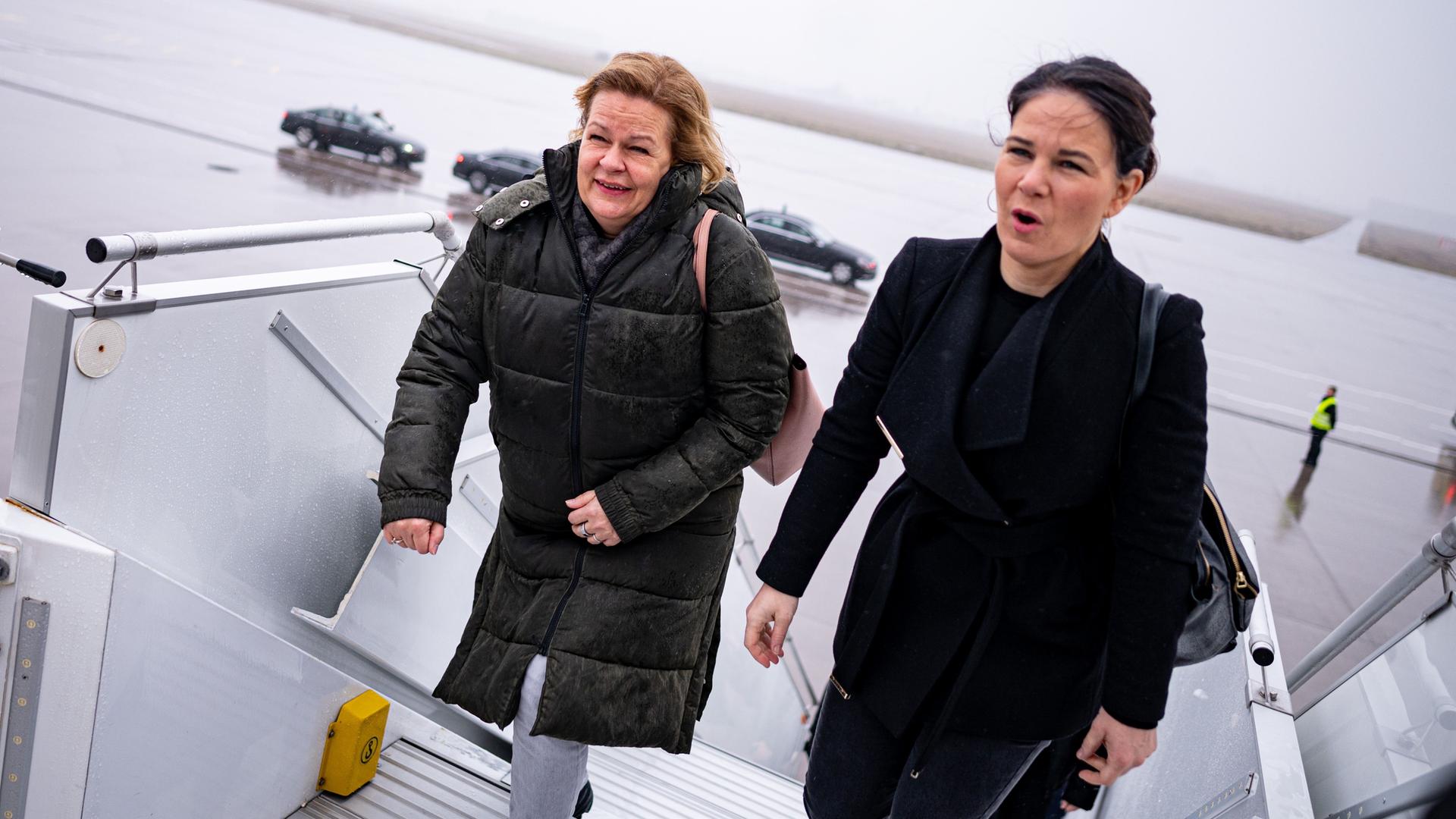 Berlin: Annalena Baerbock (Bündnis 90/Die Grünen), Außenministerin, und Nancy Faeser (SPD, l), Bundesministerin für Inneres und Heimat, steigen in das Regierungsflugzeug, mit dem sie in die Türkei fliegen.