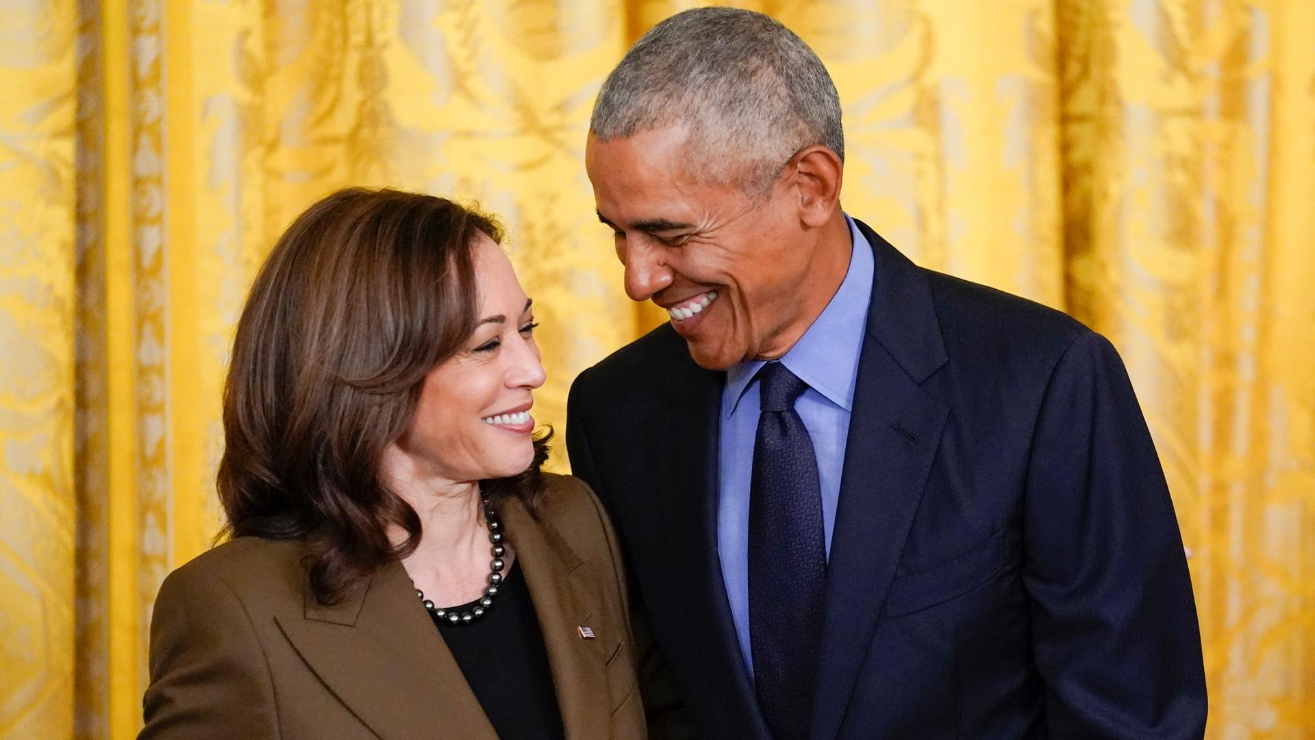 05.04.2022, USA, Washington: Kamala Harris, Vizepräsidentin der USA, und Barack Obama, ehemaliger Präsident der USA, sprechen im East Room des Weißen Hauses miteinander. 05.04.2022, USA, Washington: Kamala Harris, Vizepräsidentin der USA, und Barack Obama, ehemaliger Präsident der USA, sprechen im East Room des Weißen Hauses miteinander.