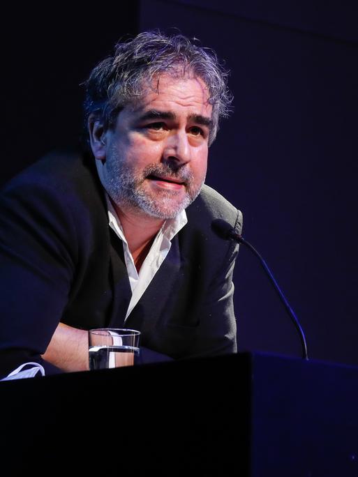 Der Journalist Deniz Yücel bei einer Lesung auf einer Bühne