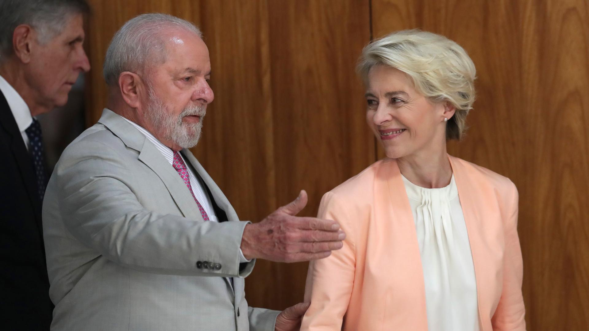 Ursula von der Leyen lächelt in Richtung Lula da Silva.