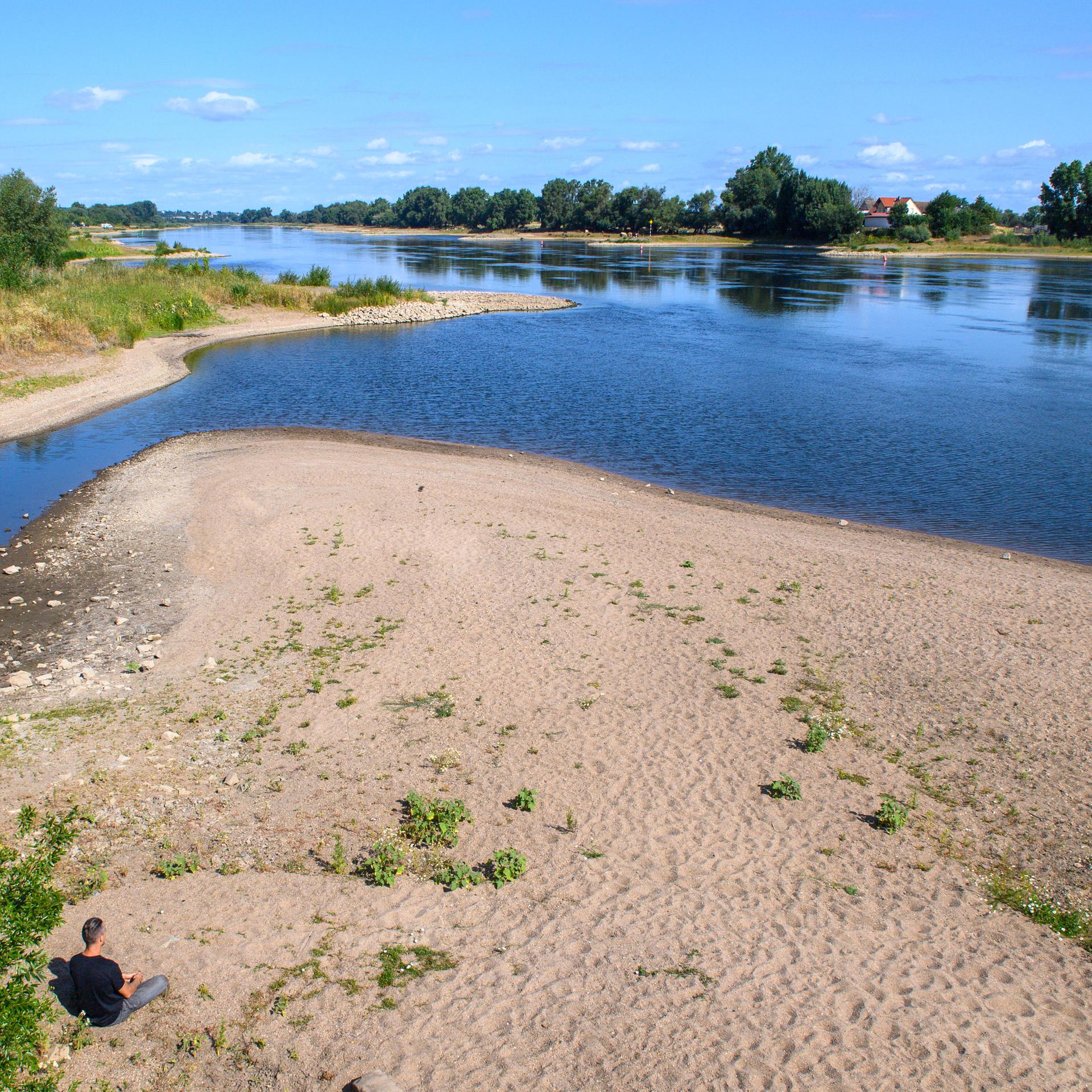 Sachsen-Anhalt, Schönebeck: Wegen der anhaltenden Trockenheit für die Elbe ist derzeit Niedrigwasser. 