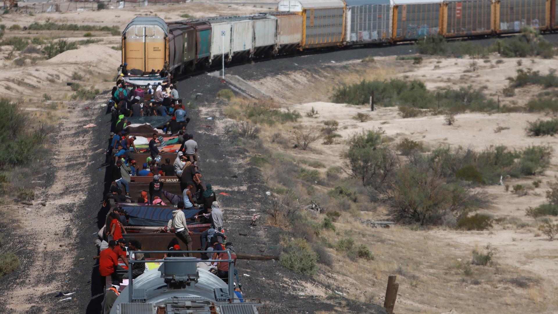 Flüchtlinge sitzen auf den Waggons eines Güterzuges. Flüchtlinge sitzen auf den Waggons eines Güterzuges.
