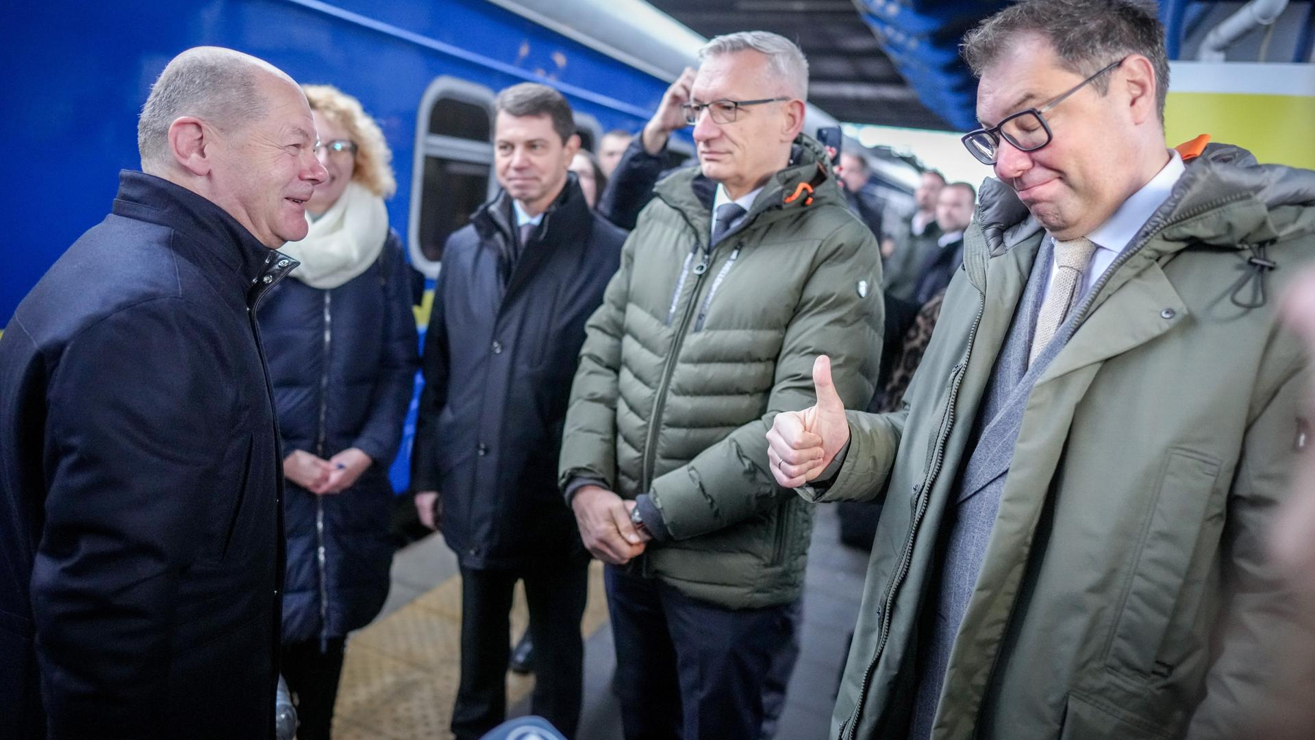 Kiew: Bundeskanzler Olaf Scholz (SPD) kommt mit einem Sonderzug auf dem Zentralbahnhof der ukrainischen Hauptstadt Kiew an und wird vom deutschen Botschafter in der Ukraine Martin Jäger und Oleksij Makejew, ukrainischer Botschafter in Deutschland begrüßt. 