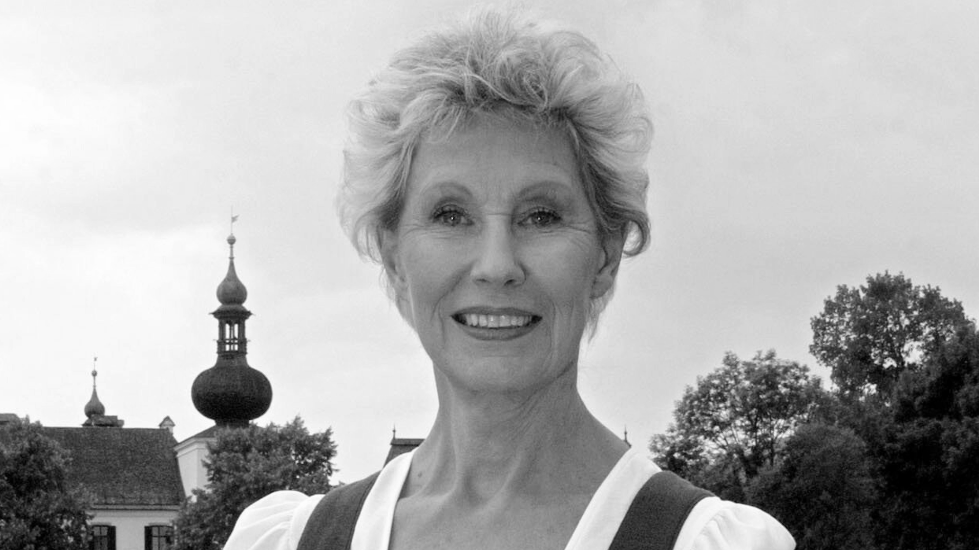 Die Darstellerin Lotte Ledl als Anna Kofler posiert bei den Dreharbeiten der siebten Staffel der TV-Serie "Schlosshotel Orth" am Traunsee bei Gmunden. 