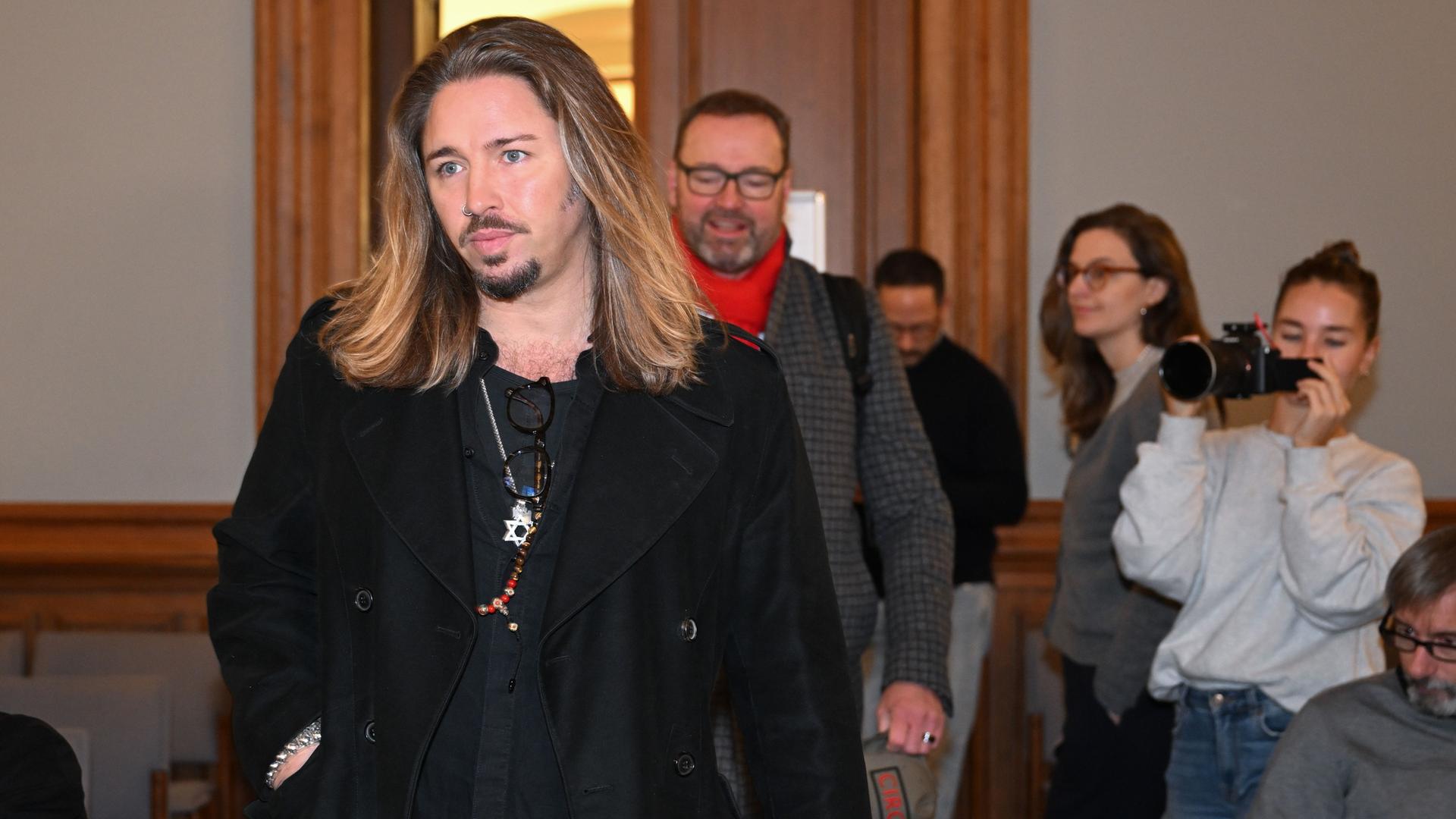 Leipzig: Der deutsche Rockmusiker Gil Ofarim (l) betritt den Saal des Landgerichts in Leipzig mit einem seiner Anwälte.