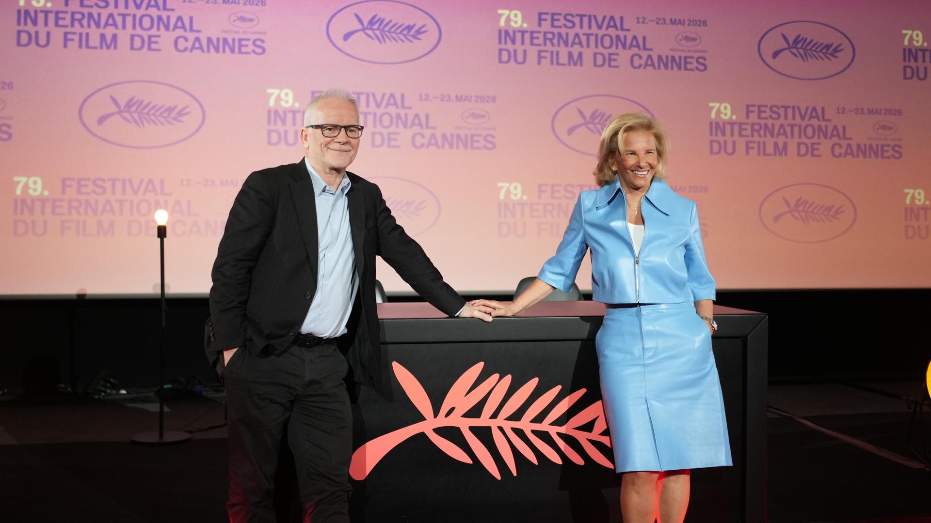 Iris Knobloch, Präsidentin des Filmfestivals von Cannes, rechts, und Thierry Fremaux, Generaldirektor des Filmfestivals von Cannes, posieren nach einer Pressekonferenz zur Bekanntgabe des Programms des Internationalen Filmfestivals von Cannes.