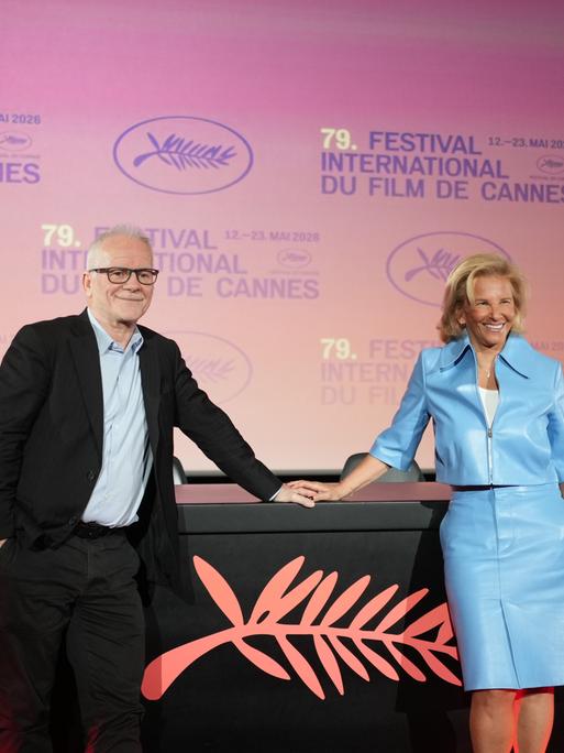 Iris Knobloch, Präsidentin des Filmfestivals von Cannes, rechts, und Thierry Fremaux, Generaldirektor des Filmfestivals von Cannes, posieren nach einer Pressekonferenz zur Bekanntgabe des Programms des Internationalen Filmfestivals von Cannes.