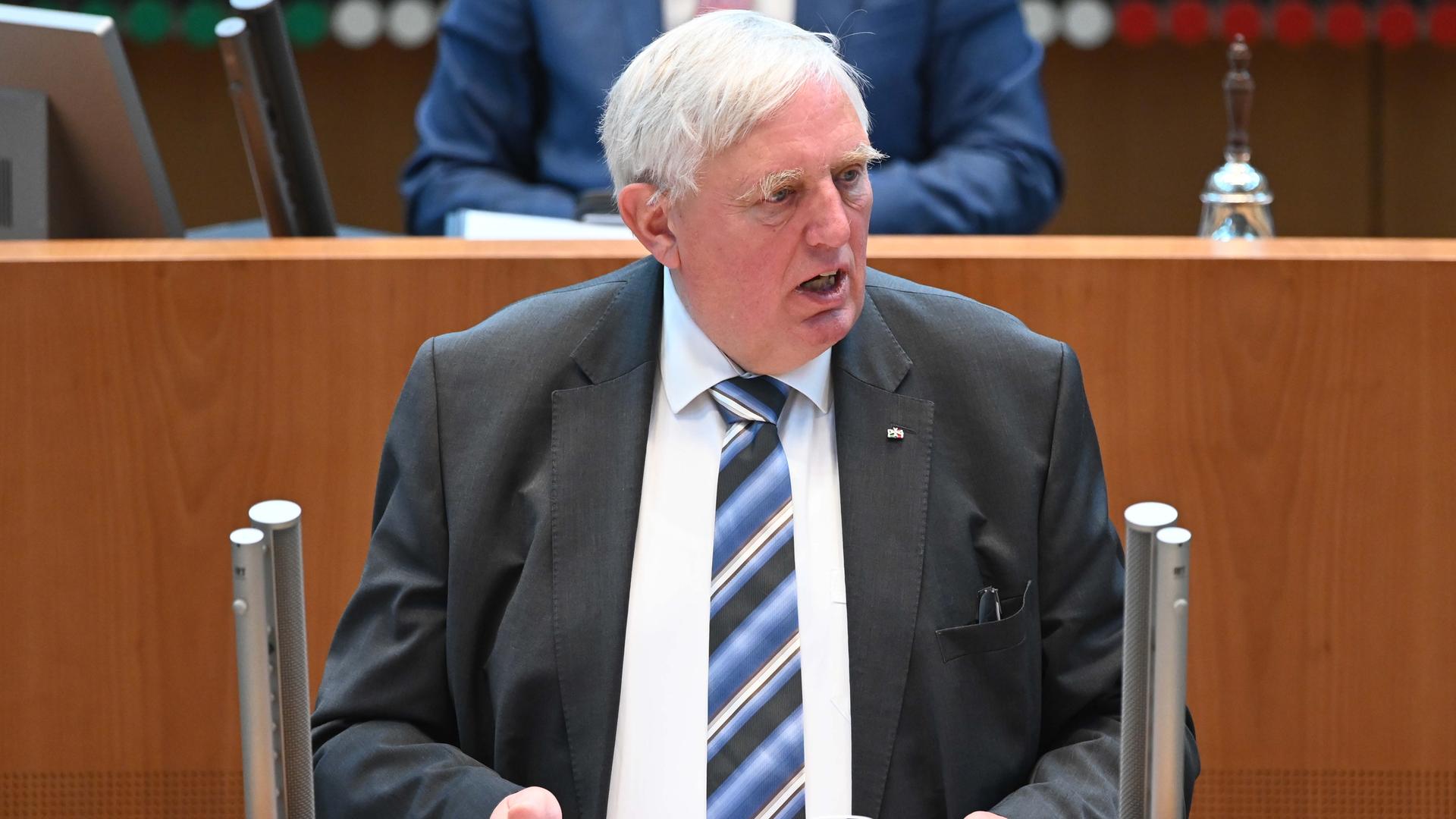 Karl-Josef Laumann steht an einem Rednerpult. Karl-Josef Laumann steht an einem Rednerpult.