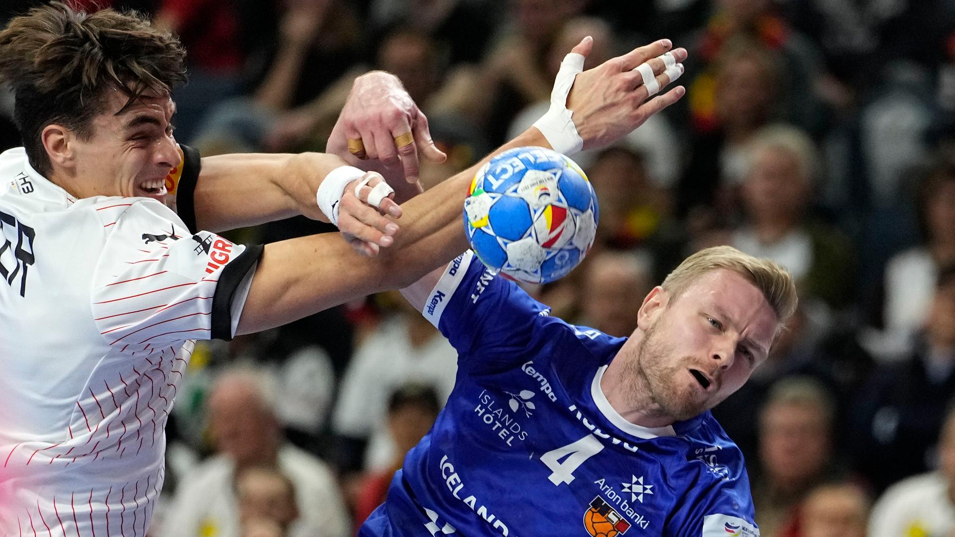 Deutschlands National-Spieler Julian Köster im Zwei-Kampf mit dem Isländer Aron Palmarsson.